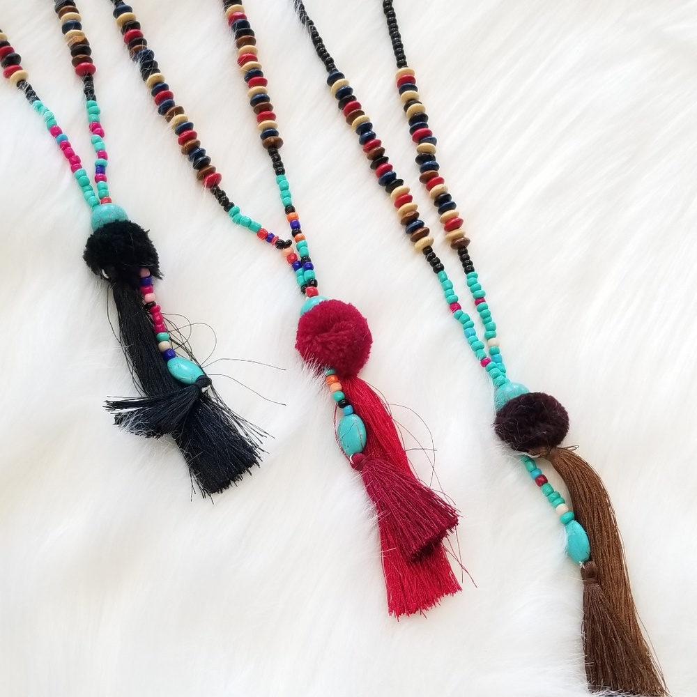 Beaded fringe pom pom necklace - Picture 2 of 3